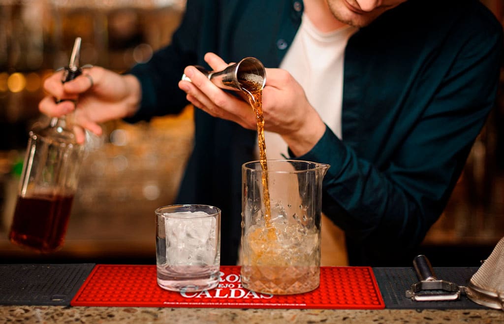 Plano cerrado de Bar Mat siendo utilizado para la preparación de una bebida en un bar