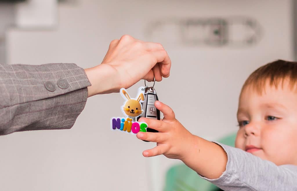 Niño alcanzando llavero personalizado único