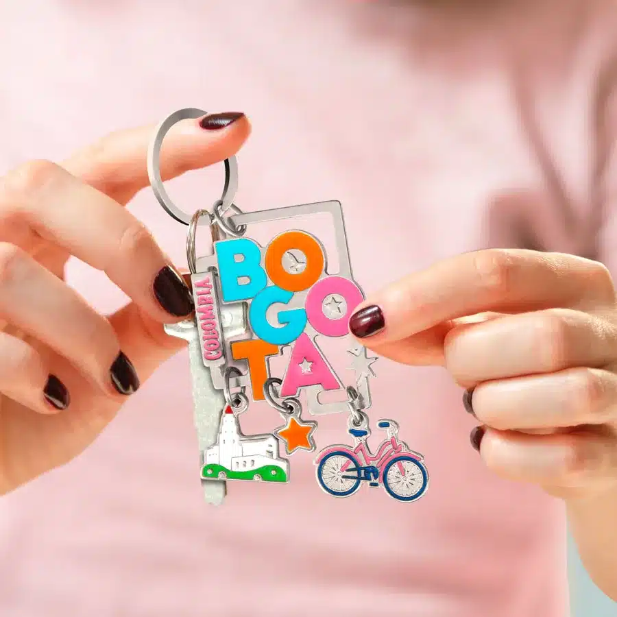Plano cerrado de persona feliz con la elección de llaveros personalizados en Bogotá con MDC Diseño