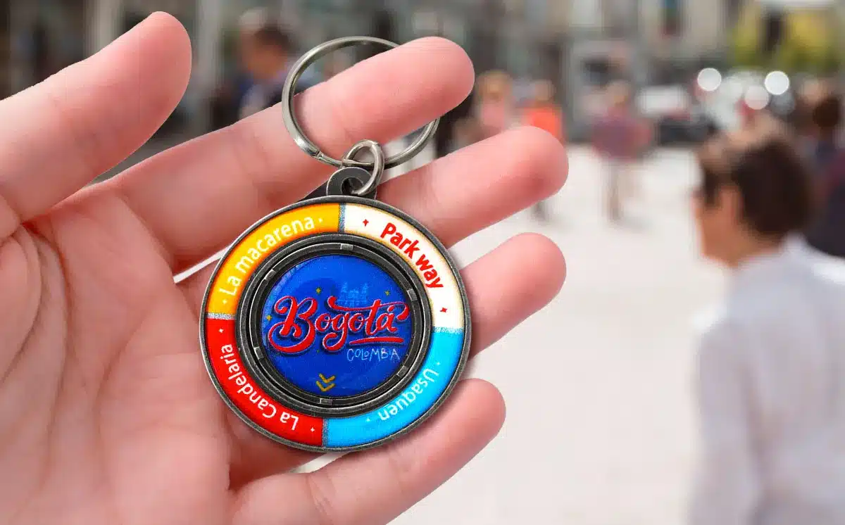 Persona con ejemplo de llaveros personalizados Bogotá transitando en Bogotá